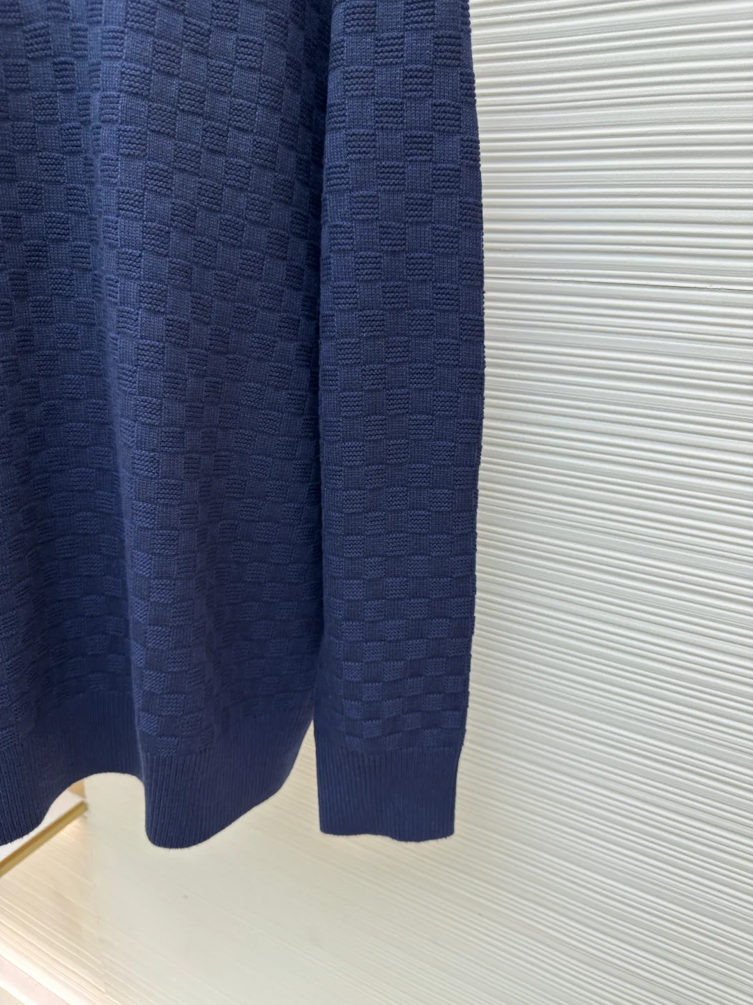 LOUIS VUITTON dark pattern mosaic checkerboard knitted pullover ●Original version: purchased and developed by 18756 ●Item number: 1680188-A70 ●Fabric: heavy cotton fabric ●Technology: knitting ●Version: fitted version ●Weight: about 825 grams ●Size: S-M-L-XL ●Description: It is made of the same heavy-weight pure cotton material as the original, with double threads. Each color is dyed in a separate vat. The weaving requires an imported Stoll 16-needle machine. The embroidery uses Behringer embroidery technology, and the details are restored to the same consistency. Customized dyeing without any color difference. The ingenious craftsmanship is perfectly restored, the three standards are complete, and the accessories are customized. The overall wiring is straight and delicate, the fabric is comfortable and soft, and the color is consistent without color difference. It can be matched with the same style to create a fashionable look and control various occasions. Customized accessories, complete with three standards, same style for men and women!